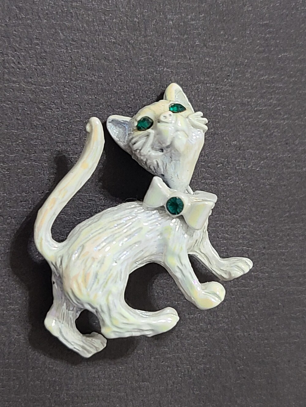 Vintage White Pearlescent Metal Bobble Head Cat Brooch Pin Green Rhinestone Eyes